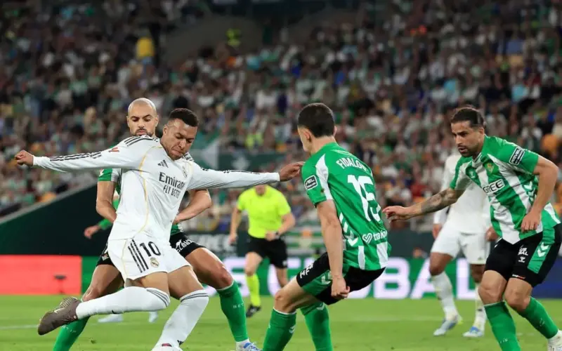 خبير تحكيمي يبيّن مدى أحقية ريال مدريد في ضربة جزاء أمام ريال بيتيس